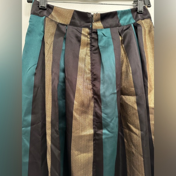 Skirt and cropped top two piece set - Picture 4 of 7